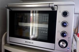 二次发酵使用柏翠PE5386电子烤箱。选择发酵程序，几分钟后将面包坯放入中层，发酵30分钟左右。