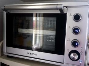 二次发酵使用柏翠PE5386电子烤箱。选择发酵程序，几分钟后将面包坯放入中层，发酵30分钟左右。