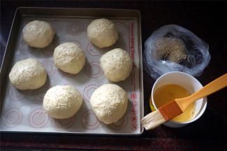 取出，给每一个面包坯刷上一层薄薄的全蛋液，并撒上白芝麻。