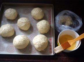 取出，给每一个面包坯刷上一层薄薄的全蛋液，并撒上白芝麻。