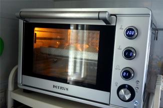 放入预热好的烤箱中层，上火200度，下火180度，烤15分钟左右。