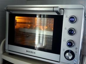 放入预热好的烤箱中层，上火200度，下火180度，烤15分钟左右。