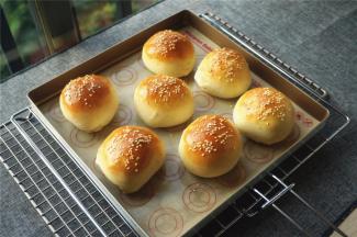 香喷喷的汉堡包坯出炉，转移到冷却架上冷却。