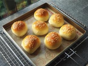 香喷喷的汉堡包坯出炉，转移到冷却架上冷却。