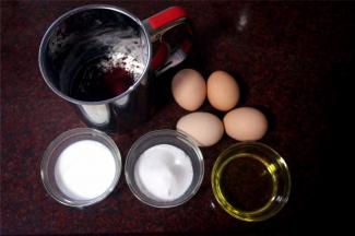 接着做“素肉”---红丝绒蛋糕。食材：低筋面粉60g、牛奶40g、鸡蛋4个、冷压榨花生油40g、红曲粉5g、、白砂糖50g、柠檬汁5滴。