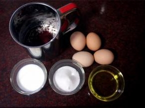 接着做“素肉”---红丝绒蛋糕。食材：低筋面粉60g、牛奶40g、鸡蛋4个、冷压榨花生油40g、红曲粉5g、、白砂糖50g、柠檬汁5滴。