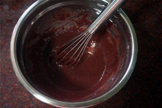 然后筛入低筋粉和红曲粉，拌成均匀没颗粒的蛋黄糊。