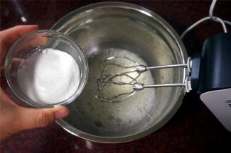 蛋清加入5滴柠檬汁，然后打至出现粗泡后，分次加入40克白砂糖，打发至出现小直尖状态。