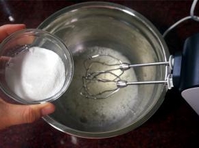 蛋清加入5滴柠檬汁，然后打至出现粗泡后，分次加入40克白砂糖，打发至出现小直尖状态。