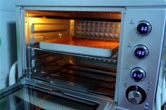 倒入28*28cm的方形烤盘（烤盘垫上硅胶垫或油纸），放入预热好的烤箱中层，上下火160度烤20分钟，取出。