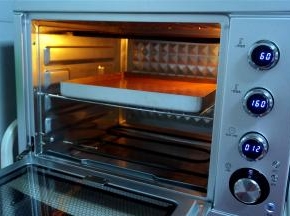 倒入28*28cm的方形烤盘（烤盘垫上硅胶垫或油纸），放入预热好的烤箱中层，上下火160度烤20分钟，取出。