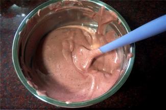 将蛋白糊和蛋黄糊切拌混合均匀。