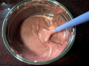 将蛋白糊和蛋黄糊切拌混合均匀。