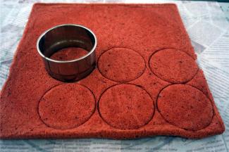 蛋糕冷却后，用一个跟汉堡包坯直径相当的圆形模具印出圆形的红丝绒蛋糕片，共10片，备用。