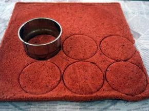 蛋糕冷却后，用一个跟汉堡包坯直径相当的圆形模具印出圆形的红丝绒蛋糕片，共10片，备用。