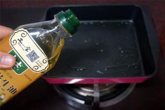 不粘锅下少许花生油，烧热。