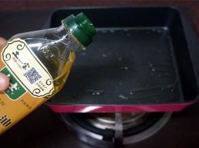 不粘锅下少许花生油，烧热。