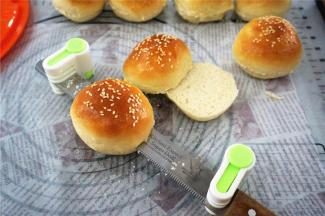 另一方面，用等分器从汉堡包坯底部切开，高度约1~1.5厘米处。