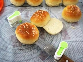 另一方面，用等分器从汉堡包坯底部切开，高度约1~1.5厘米处。