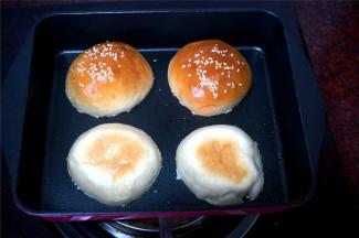 然后放入汉堡包坯，切面朝下，稍微煎香，约半分钟即可。把全部汉堡包坯都煎一煎，备用。