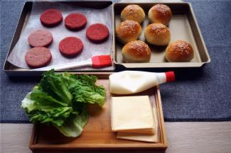 准备开始制作素汉堡，生菜洗净，准备色拉酱，芝士片。