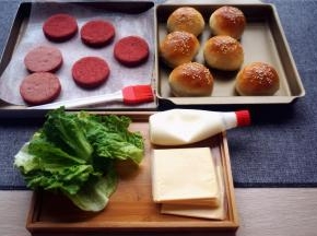 准备开始制作素汉堡，生菜洗净，准备色拉酱，芝士片。