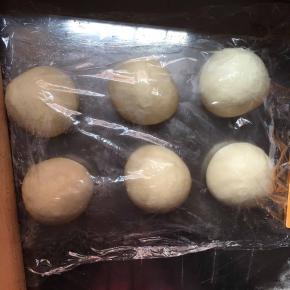 发酵好的面团排气，平均分为6份，揉圆后盖上保鲜膜松弛15分钟