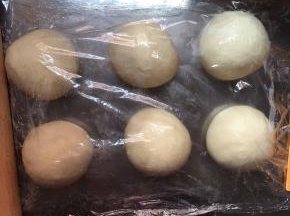 发酵好的面团排气，平均分为6份，揉圆后盖上保鲜膜松弛15分钟