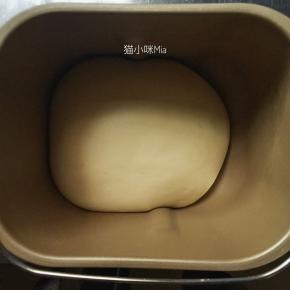 先将汤种的材料混合，放凉后加入主面团中除了黄油以外的所有材料，揉至扩展阶段后加入黄油，继续揉至黄油与面团充分混合，然后用保鲜膜盖好，温暖进行基础发酵