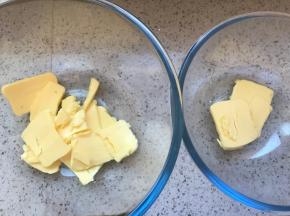 两种黄油软化，轻轻一按就能按下去的状态
