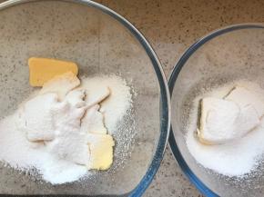 筛入糖粉，我这次买的糖自己打的粉，甜度不是很高，如果遇到非常甜的糖粉，糖粉量酌情减少