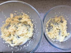 低速打匀，并且把黄油打发至变白