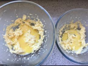 分2-3次加入鸡蛋液，搅打均匀后再加入下一次