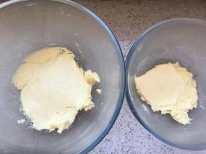 最开始会出现油水分离的状态，慢慢就均匀细腻了