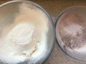 分别筛入面粉和可可粉，先用刮刀搅散黄油，然后带上手套和成面团