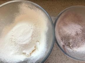 分别筛入面粉和可可粉，先用刮刀搅散黄油，然后带上手套和成面团