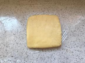 把原味面团擀成方块
