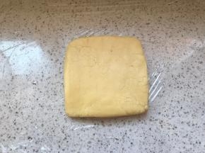 把原味面团擀成方块