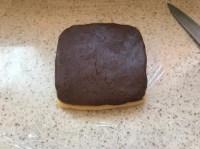 可可面团擀成一样大小的方块叠在上面