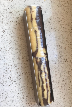 用保鲜膜兜起来，放入学厨曲奇模具中