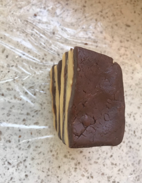 摞起来，按扁，慢慢搓圆，就是侧面的斑马纹了