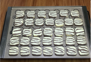 出锅后把烤盘放架子上晾凉