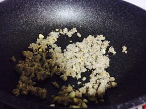 倒入肉末，炒熟