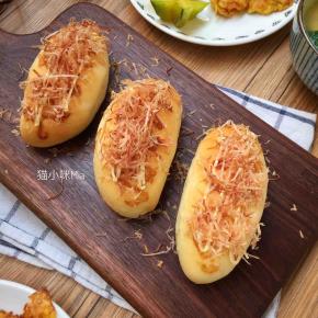 出炉后挤上沙拉酱，撒柴鱼干，柴鱼面包就做好了