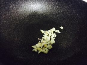 热锅倒油，下蒜末炒香