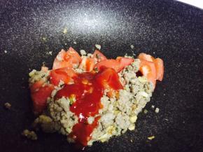 加入番茄块、番茄酱、盐，小火煸软出汁