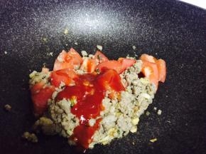 加入番茄块、番茄酱、盐，小火煸软出汁