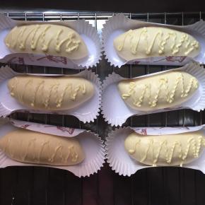 整形好的面团放温暖处进行二次发酵，我在表面上挤了一层沙拉酱，这步可以不挤，因为烤熟后，沙拉酱就被吸收入面包里了