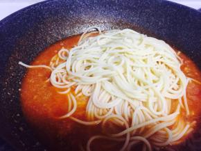 煮至番茄变软，捣碎，汤汁浓稠，下意面