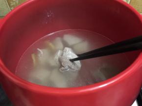 用筷子戳能戳透即可，省下的汤，是非常鲜美的瘦肉汤，别浪费哦